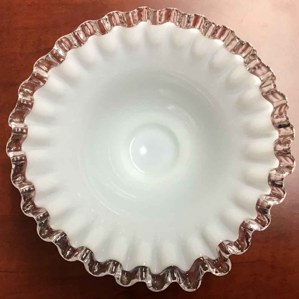 Fenton Vintage RARE White Ruffled Glass Vase - Picture 4 of 6
